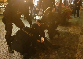 Videoohlednutí za pátečním policejním opatřením proti fotbalovým hooligans