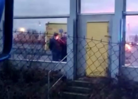 Dva cizinci nadávali cestujícím v autobuse. Při střetu s  policejní hlídkou křičeli, jako když je na nože bere