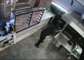 Majitel zapálené pizzerie nabízí půl milionů korun za dopadení žháře. Policie zveřejnila video