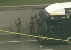 V Texasu útočník unesl autobus, byl zastřelen, stihl ještě postřelit dva důstojníky