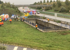 Auto vletělo do retenční nádrže. První u něj byli hasiči a záchranář, kteří jeli kolem. Auto holýma rukama drželi nad vodou