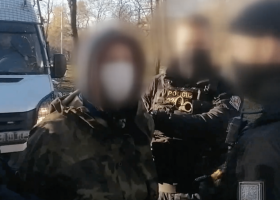 Muž měl na hlavním nádraží k ruce připevněné nůžky. Policisty z SPJ nezaskočil