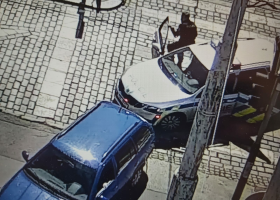 Recidivista při ujíždění policii málem srazil chodce