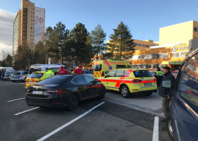 Útvar rychlého nasazení letí z Prahy do Ostravy. Střílí se tam v nemocnici. Je šest obětí