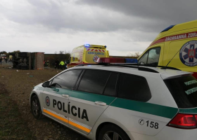 12 mrtvých při nehodě u Nitry. Na místě nehody kamionu a autobusu zasahují dva vrtulníky