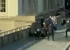 Policista zneškodnil střelbou pravděpodobně sebevražedného atentátníka na londýnském mostě.