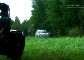 Vzal si ženu jako rukojmí. Osvobodila ji posádka policejního vrtulníku