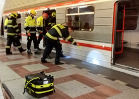 Muži, který zemřel po srážce s metrem, nejspíš do kolejí někdo pomohl