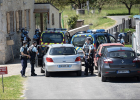 Bývalý voják na západě Francie střilí po policistech