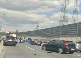 Havárii motorkáře na Jižní spojce zavinil řidič z osobáku a ten z místa ujel