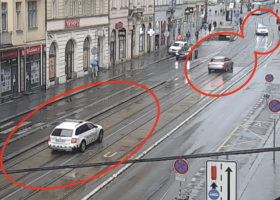 Muž ujížděl hlídce strážníků v centru Prahy. Blokli ho jak v Kobře 11