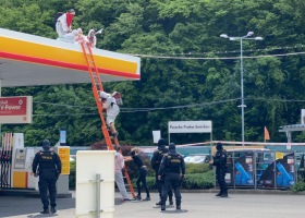 Čerpací stanice Shell obsadili v Praze demonstranti. Policie nakonec nezasáhla