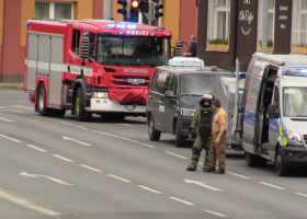 U libeňského nádraží byl na zastávce nalezen batoh. Co v něm je, zjistí pyrotechnik