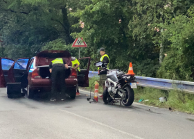 Střet motorky s osobákem, jehož posádka od nehody utekla