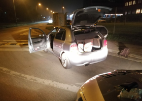 Pejáci chytli dvě osoby v pátrání a fety v autě.