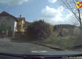 Nemá řidičák a ujížděl policistům na motorce. Ta neměla ani registrační značku