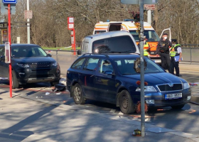 Dodávka v pražských Střešovicích smetla v zastávce několik lidí