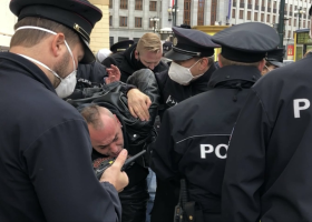 Demonstrace proti vládním nařízením v Praze: Hrstka rowdies, omladina z rozpuštěné dělnické strany, alkohol a nacionalisté