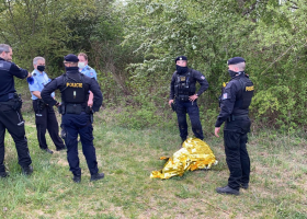 Ujížděl po cyklostezce, pak si myslel, že policistům uplave v Berounce