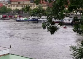 Osoba ve Vltavě u Čechova mostu v Praze