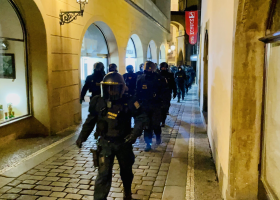Kriminalisté odhalili další nelegální mejdan v centru Prahy. 50 lidí dostane tučnou pokutu