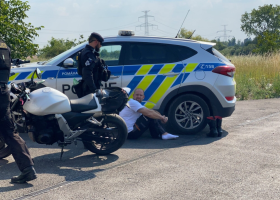Motorkář v celostátním pátrání, s drogami a se zákazem řízení putoval rovnou za mříže