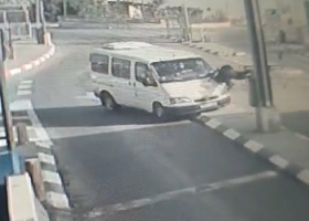 Útočník najel autem do ostrahy checkpointu v Izraeli. Pak se snažil útočit nožem