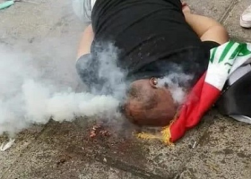 Video: Policie v Bagdádu střelila demonstranta slzným granátem do hlavy. Muž nepřežil.