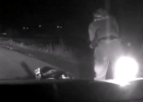 Pejáci pronásledovali motorku. Jouda měl u sebe fety a rozbil si ústa, když nezvládl řízení při honičce