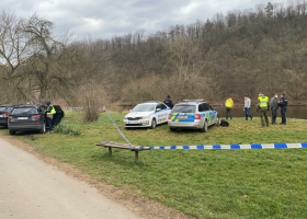 V Berounce plavalo lidské tělo. Na místě pracují vyšetřovatelé