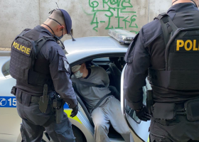 Policejní honička skončila varovným výstřelem a zadržením řidiče