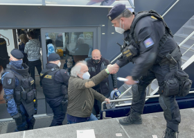 Demonstrace na Vltavě: Vltavu zaplnilo sedm lodí s transparenty