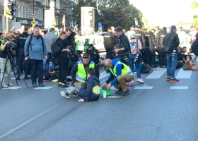 "Ákáti" museli odlepovat demonstranty přilepené vteřinovým lepidlem k silnici