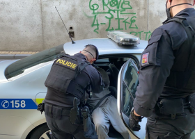 Včerejší zadržený muž najížděl v Pardubicích na policistu. Podívejte na video