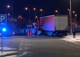 Řidiče přimáčkl k autobusové zástavce vlastní kamion
