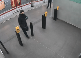 Vandalové posprejovali metro. Sprej použili i na obranu proti osobám