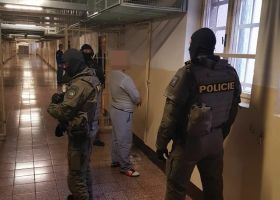 Protidrogový zátah ve valdické věznici. Policie stíhá osm osob