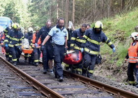 Na Karlovarsku se čelně střetly dva vlaky. Bilance 2 mrtví a tři desítky zraněných