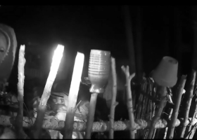 Vyhrožoval s panenkou a s nožem v ruce ve stanovém městečku. Policisté ho zajistili