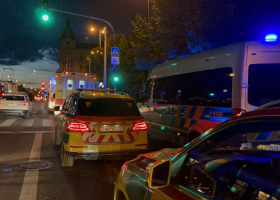 Při potyčce v tramvaji zůstali tři pobodaní. Pachatel byl chycen nedaleko velitelem policie. SPJ poskytovala první pomoc
