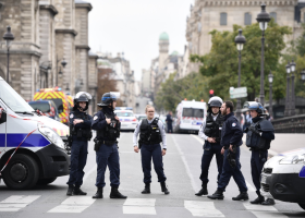 V Paříži ubodal policista čtyři své kolegy, na dvoře ho zastřelili.