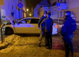 Agresivní řidič  po nárazu autem do zdi domu odmítl dechovou zkoušku i test na drogy. Neuposlechl výzvy policistů a musel být zajištěn