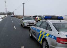 Řidič ujížděl hlídce policie na Ústecku. Při ujíždění dostal smyk a na následky nehody zemřel