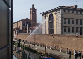 V Itálii bylo zabito při vzpourách šest věznů. Aktuálně se vzbouřili vězni v Benátkách