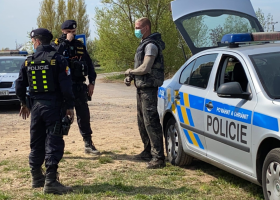 Ujížděl na "zbastlené" motorce a schovával v bahně potoka. Nepomohlo mu to