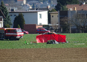 Pád vrtulníku u obce Dobřichovice si vyžádal dvě oběti