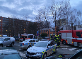 Pyrotechnik a specialisté na jaderné, chemické a biologické zbraně zasahovali v Letňanech. Policie zadržela nejméně jednoho muže