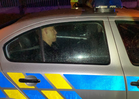 Policisté pronásledovali a následně zadrželi celostátně hledaného muže