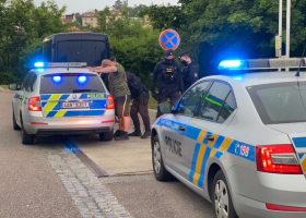 „Péjáci“ zadrželi muže v pátrání, pod vlivem návykových látek a navíc v kradeném autě