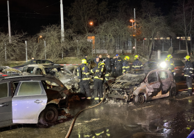 Žhář v Hloubětíně zapálil devět aut. Při útěku z místa mu hořely ruce